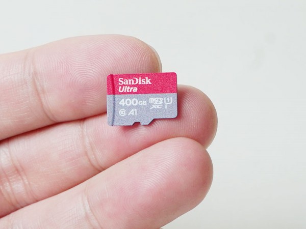 400GBでも、当然これまでのmicroSDカードとサイズは同じ