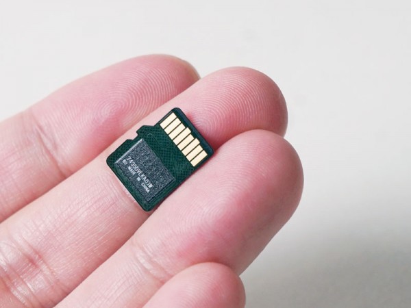 400GBでも、当然これまでのmicroSDカードとサイズは同じ