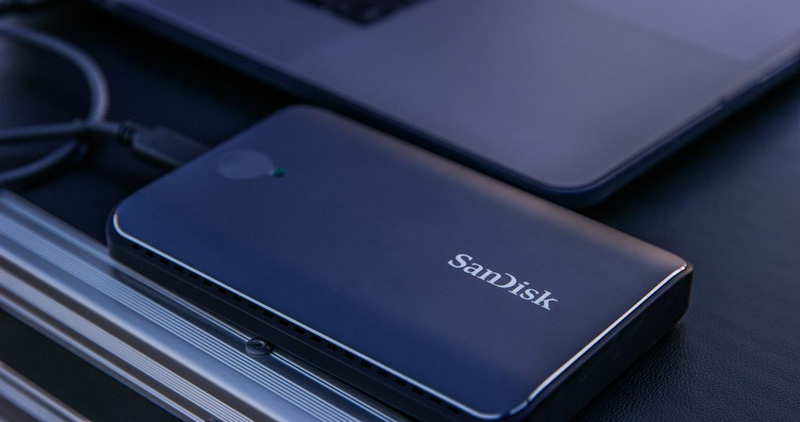 ▲サンディスク エクストリーム900 ポータブルSSD。筐体は小型軽量かつ薄型で、電源が不要。