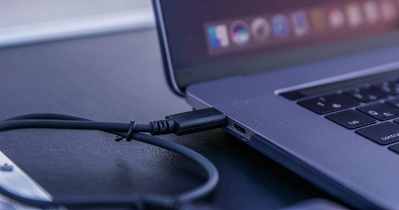 ▲最新MacBook ProのThunderbolt 3はUSB-C（3.1）と互換があり、付属のケーブルでエクストリーム900 ポータブルSSDと接続。