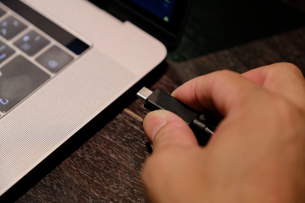 ▲ほんの数年前、USB2.0経由の外付けハードディスクだった頃は、このバックアップにとても時間がかかったが、サンディスク・エクストリームポータブルSSDのUSB3.1Gen2接続で驚くほど高速だ。規格の仕様上はUSB3.1Gen2の転送速度はUSB3.0の2倍、USB2.0の10倍もあると言う。実測してみると、150GBのファイルを転送するのに、前モデルでは9分だったが、エクストリームポータブルSSDでは6分だった。この時間短縮はありがたい。運用上においても電源供給の必要もなく、内部での物理駆動がないため振動もなければ音もしない。ただし発熱はするのでこの点には注意したい。接続端子は上下の向きがなく、ケーブルは本体側と接続側どちらも同じ端子となっており、究極にシンプルだ。
