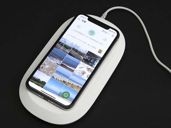 ワイヤレス充電台に置くだけで、スマートフォンの画像やビデオ、連絡先のバックアップを取れるのが特徴だ