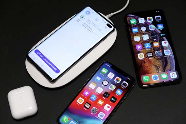 家族の複数のスマートフォンをバックアップ。ワイヤレス充電対応なら、iPhoneでもAndroidスマートフォンでも充電とバックアップが可能だ