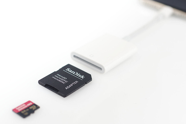 microSDと変換アダプターを使えば、iPhoneやiPadでもデータをやりとりできる