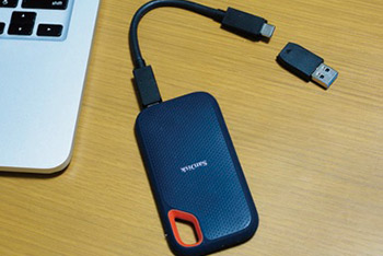 筆者のパソコン環境は、USB Type-Cに対応しているデスクトップと、USB Type-Aのポートのみ装備する取材用ノート。<br />
本製品にはUSB Type-Cケーブルと、Type-Aへの変換アダプタが付属しているので、ポートの異なる複数のパソコンでの使用も安心。